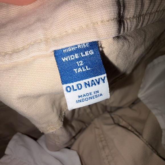 Old Navy Women’s Light Khaki Chinos - Picture 3 of 3